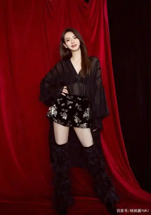 戚薇活动造型真拉风,亮片裙点缀蓝色蝴蝶结,妥妥的女神范儿

