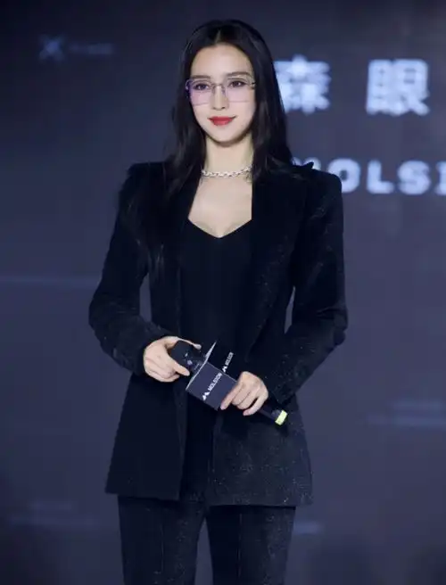 魅力都市女性穿搭还是杨颖在行低调颜色搭配,舒适穿搭超有范
