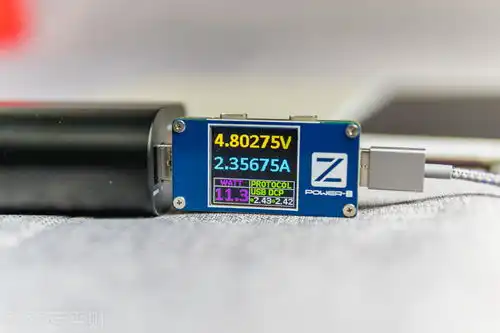 傻大黑粗容量足tqka数显移动电源20000mah开箱评测
