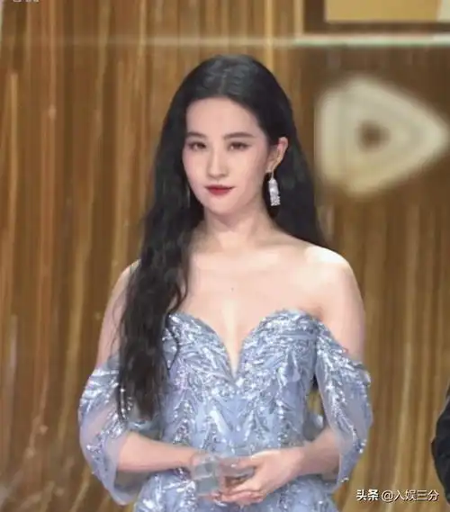 刘亦菲久违亮相直播,和陈晓同框好甜,穿蓝色长裙好像仙女
