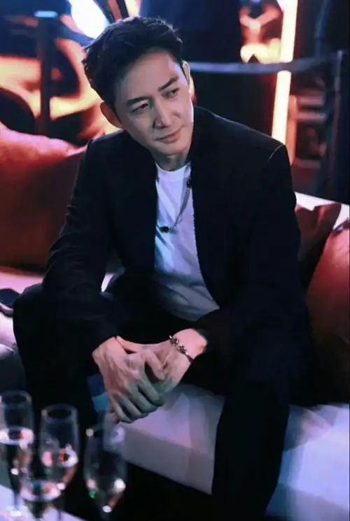 王阳不愧是叔圈天菜,穿西装优雅有格调,人到中年丝毫不油腻
