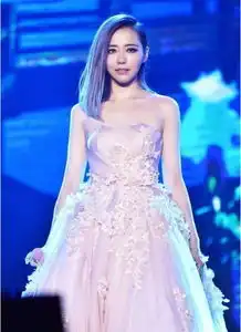 张靓颖身材有多bug看无美颜下的她,网友终于理解冯珂了
