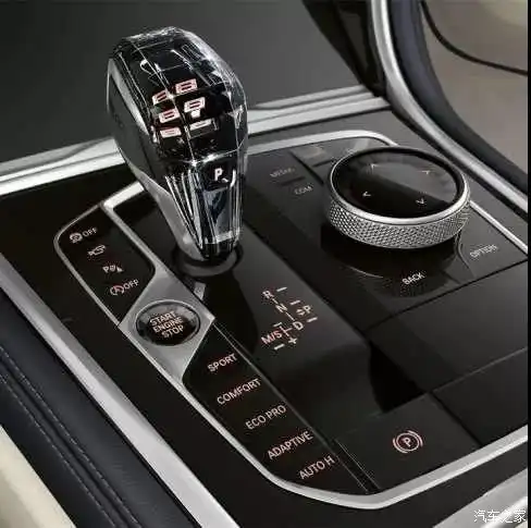 偶遇最帅黑色全新bmw8系让人疯狂街拍
