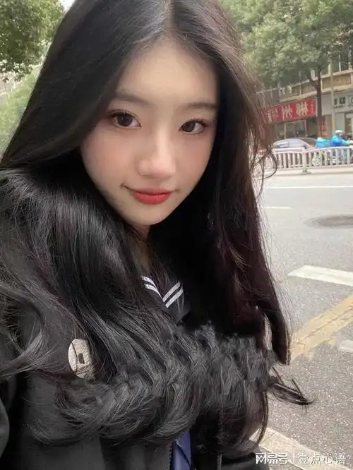 体制内的漂亮女孩儿,下班玩直播行不行啊
