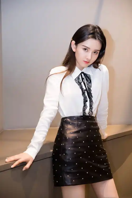 宋祖儿穿粉红裙也能这么仙抹胸裙束腰恰到好处,美到犯规
