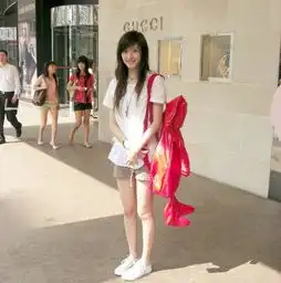 网上传言美国恐怖图片,一个女孩背着一个包,说成很恐怖图片,但我看一点也不恐怖,跟普通照片没什么两样
