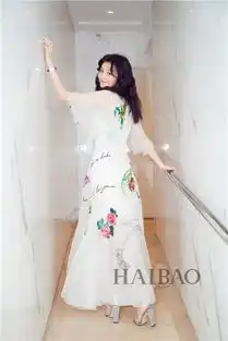 春夏身着蓝色情人blumarine2017春夏系列化身灵动小仙女,白衣仙裙盛装出席第36届香港电影金像奖
