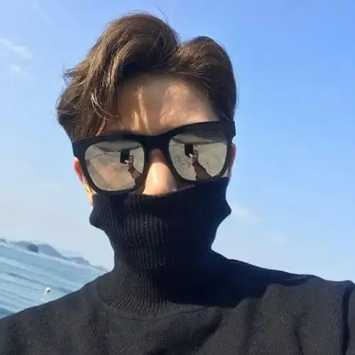 黑毛衣戴墨镜蒙面男人
