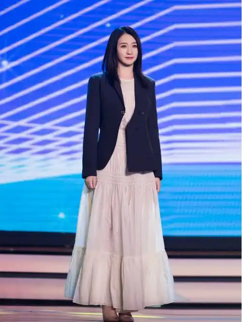 李小冉穿的裙子感觉有点小,上身的曲线都没藏住,真有女人味
