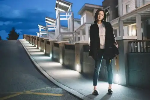 古力娜扎街拍的画面感有点惊艳,网友妥妥的一枚女神
