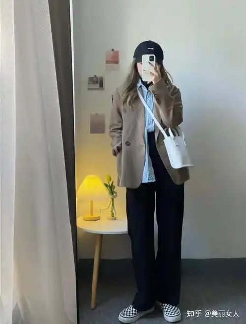 黑色裤子配什么颜色上衣好看
