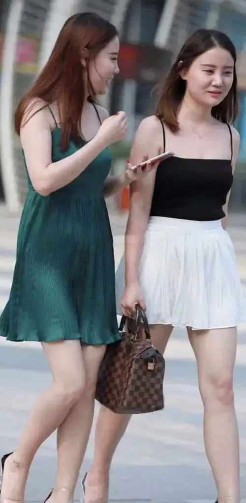 翡翠绿长裙与黑白配短裙,温柔又性感,女神范十足
