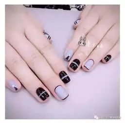 黑色系美甲给你不一样的feel
