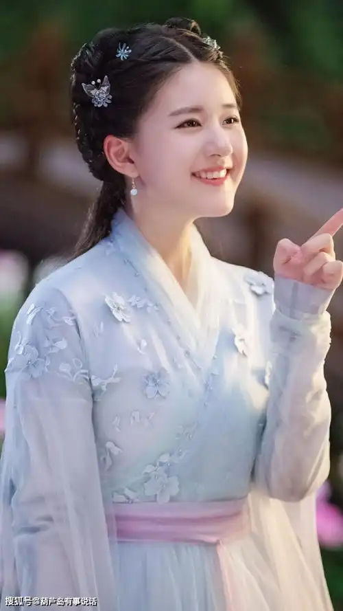 美女演员赵露思,气质清纯,桃花运不断,真是一个小可爱
