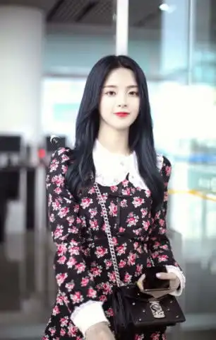 本以为杨超越黄头发够美了,染回黑发后太惊艳,终于有了女神范
