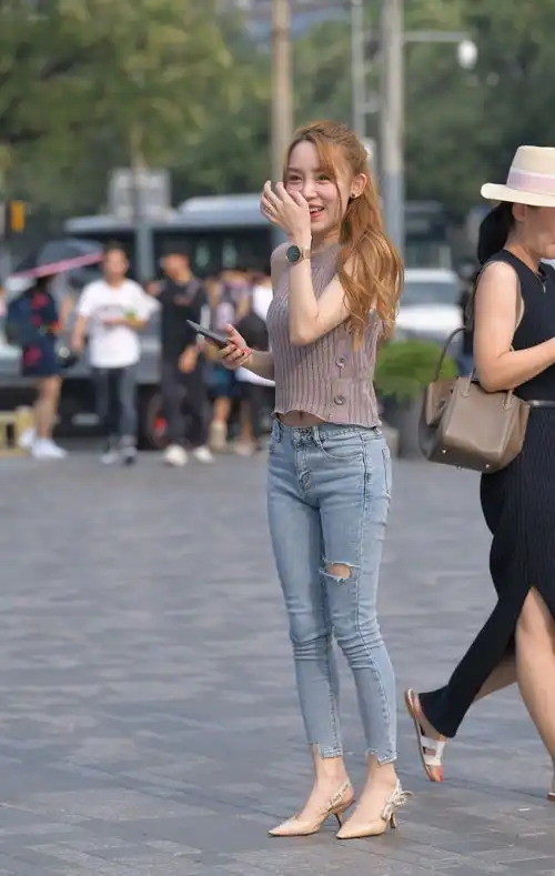 街拍美女,好看又舒适的穿搭,才是夏日时尚潮流的真谛
