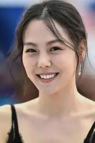 金敏喜作为韩国长相最普女演员,为何却是男神收割机
