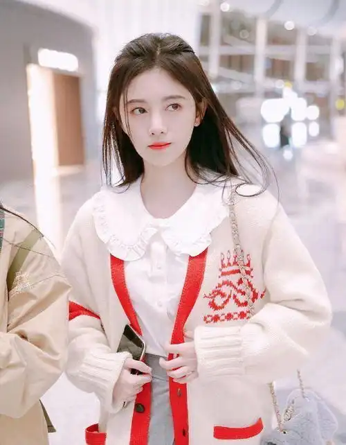 鞠婧祎是真的勇敢百褶裙子是反穿穿着怪异,但更可爱衣服
