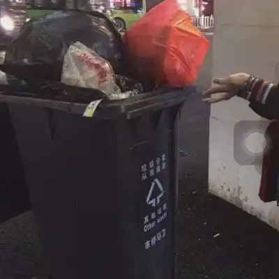 对象不是人系列情头女友男友是垃圾桶系列情侣头像一人一半
