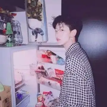好看的男生女生分开的情侣头像
