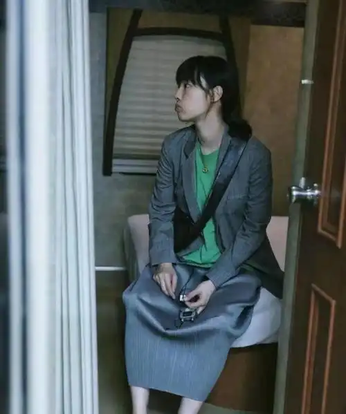 白百合的小妞穿搭火了,文艺又时髦,花棉袄竟也穿出高级感
