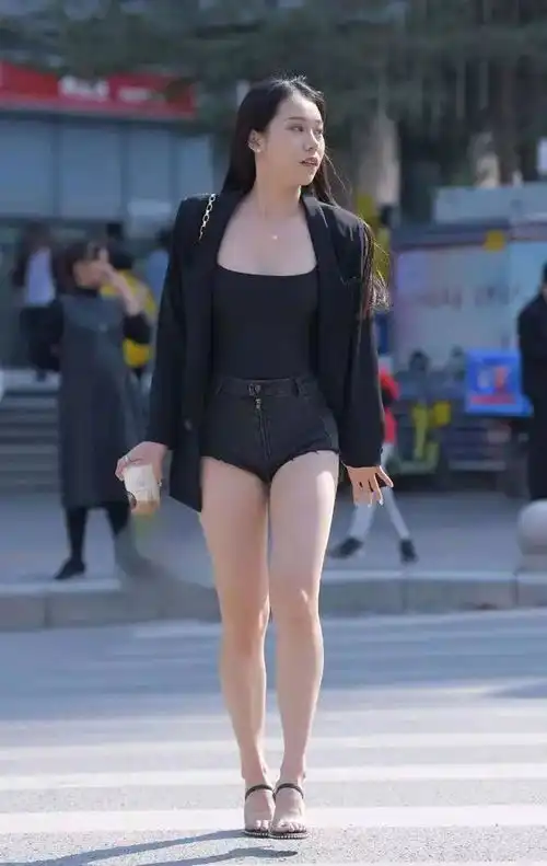 简约大气的职场女性穿搭,西装外套背心短裤,简洁利落又显气质
