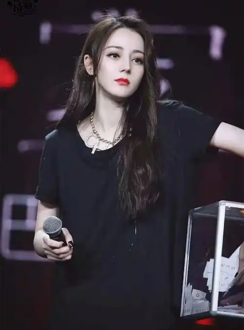 黑色系的女明星
