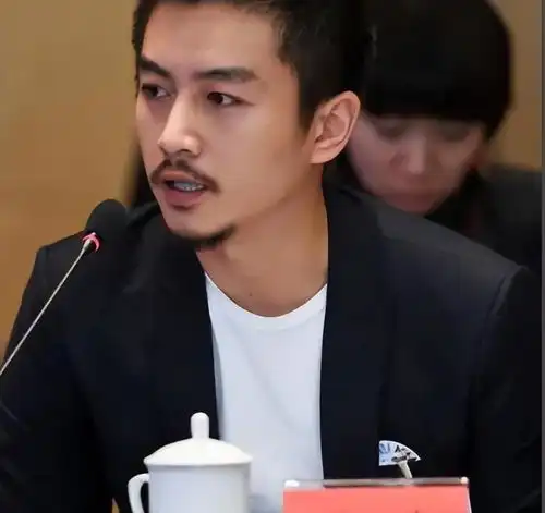 陈晓身份引发关注后,其家境身世被网友扒出,一家人都是身居要职
