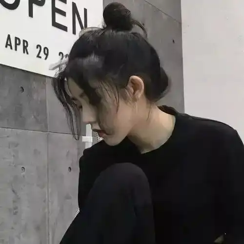 约会女生渴望接吻的3种表现,直男别傻了,该出手时就出手
