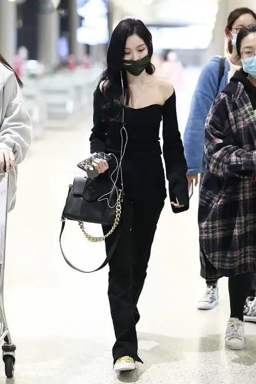 吴宣仪allblack穿搭神秘又性感露肩上衣秀绝美天鹅颈
