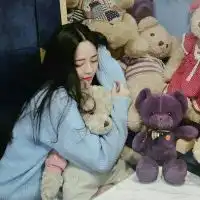 眼睛为她下着雨,心却为她打着伞

