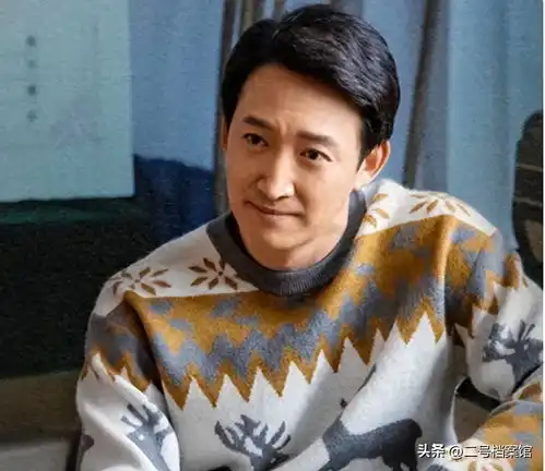 王阳带老婆高斯逛街买花,对方背爱马仕素颜憔悴,两口子穿搭时尚
