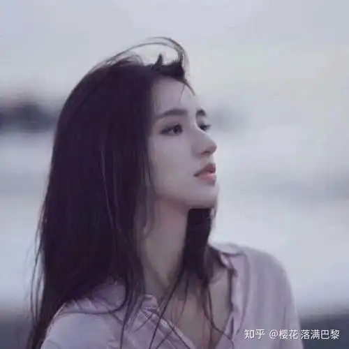 简单遮住脸的女生头像
