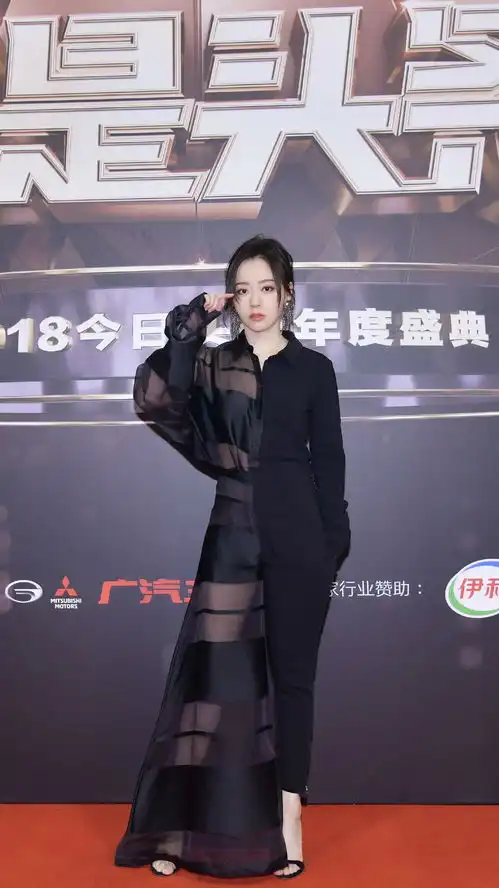 张靓颖又玩新花样,穿一半裙子一半裤子走红毯,居然意外显瘦好看
