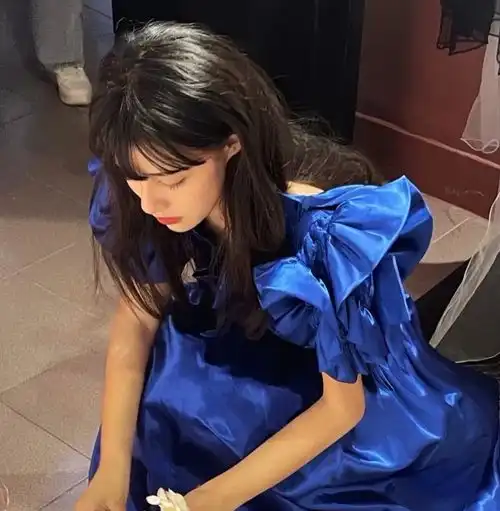 ins蓝色系女生头像
