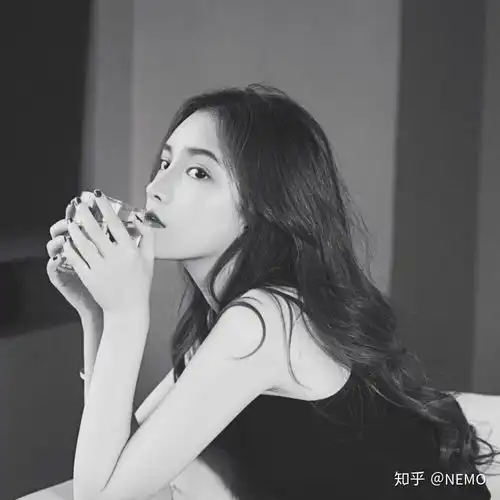 肤白貌美气质佳的女生足够吸引男孩子了
