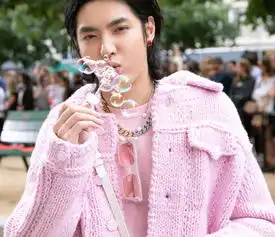 吴亦凡粉色毛衣外套亮相男装大秀,粉嫩装扮亮眼少女感十足
