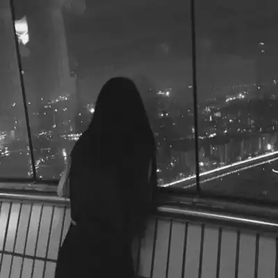 黑白单人情头身影两张,总有一天会反过来拥抱你
