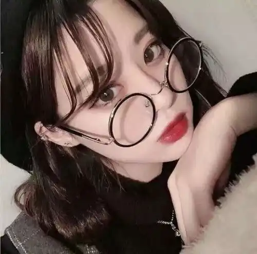 戴眼镜适合的发型
