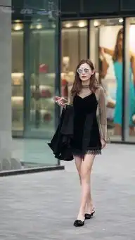 街拍美女头系亮黄色发带,黑色一袭中长裙魅力十足,太美了
