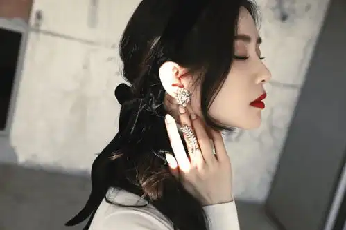 刘诗诗是个很优雅的女人,穿白色上衣配印花半身裙,温柔又有魅力
