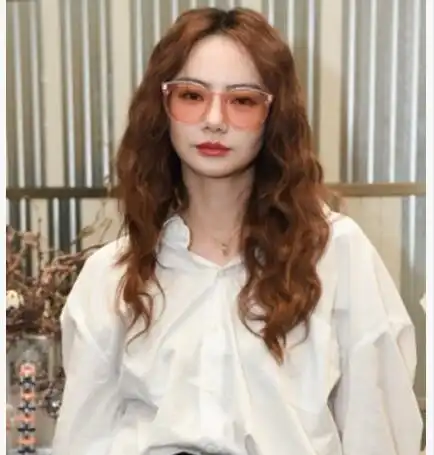 优雅浪漫的女生卷发长发发型呈现最佳气质
