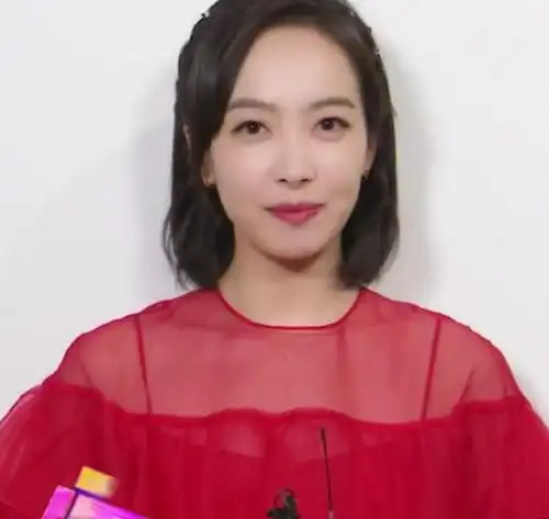 央视镜头曝光女星真实颜值,杨紫脸僵,杨幂缩着脖子好似老太太
