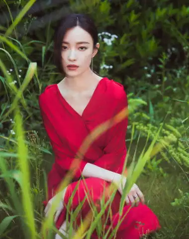 倪妮穿红裙露面,随性发型配神仙气质,这才是真正的美得入骨
