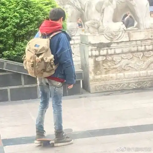 星伴网友偶遇王俊凯拍戏粉丝今天是阳光活力的滑板少年
