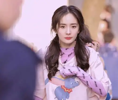 当红女星拼命藏孩子,唯她反其道而行,37岁唐嫣还能再少女吗
