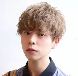 听说......女生都喜欢染黄头发的男孩纸
