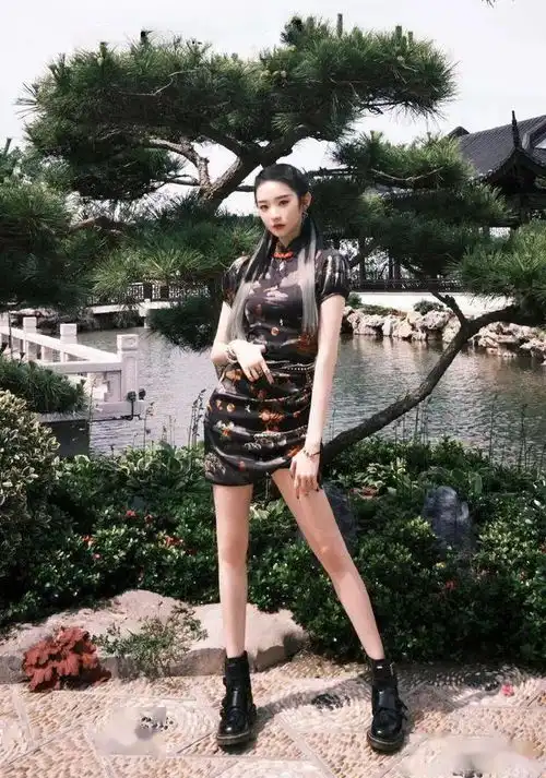 硬糖少女拍摄国潮大片,集体穿改良旗袍秀腿
