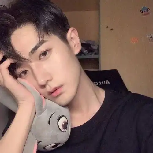 优质男头丧系文案面无表情的擦肩而过都是装的
