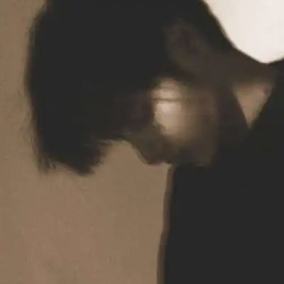 丧系男生头像真人侧脸
